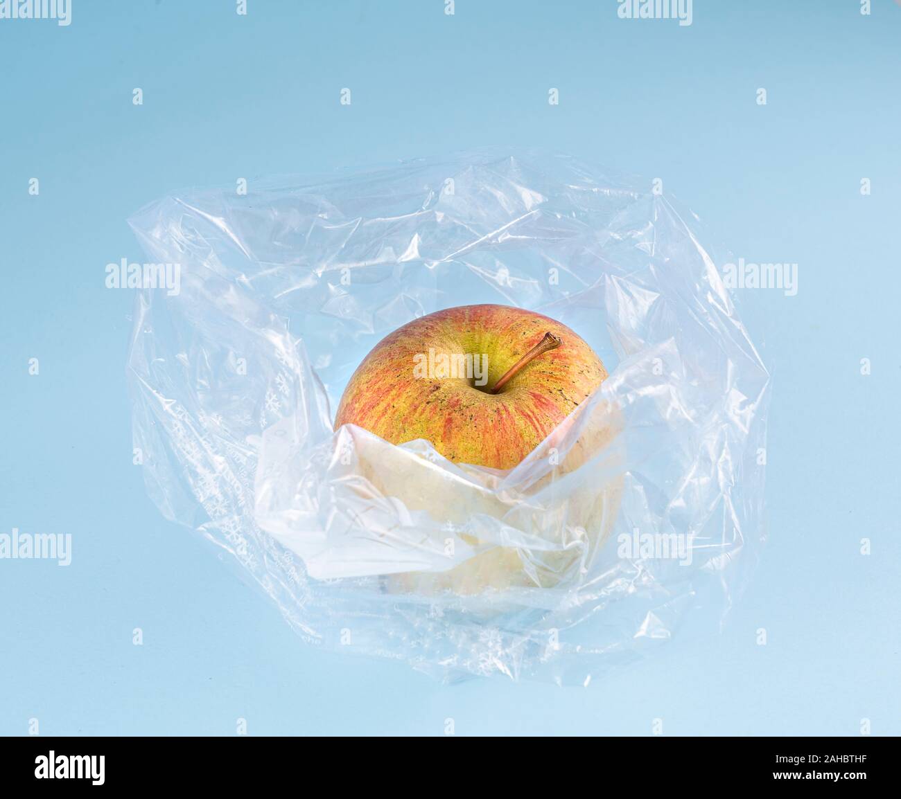 https://c8.alamy.com/comp/2AHBTHF/an-apple-in-a-plastic-bag-2AHBTHF.jpg