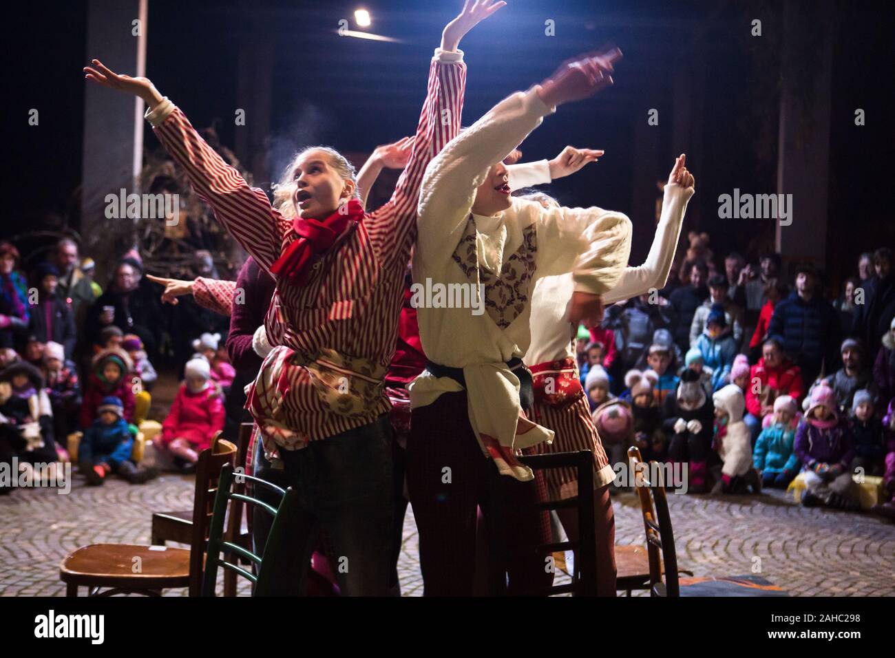 Audience theatre faces hi-res stock photography and images - Alamy