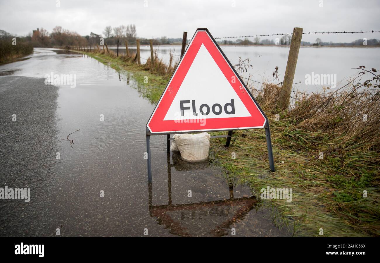 Flood sign on road hi-res stock photography and images - Alamy