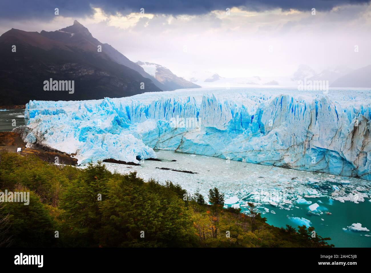Glacier Perito Moreno Glaciar Perito Moreno Mountains And Lake Argentino Lago Argentino National Park Los Glyacious Patagonia Argentina Stock Photo Alamy Glacier Perito Moreno Glaciar Perito Moreno Mountains And Lake Argentino Lago Argentino National Park Los Glyacious Patagonia Argentina Stock Photo Alamy