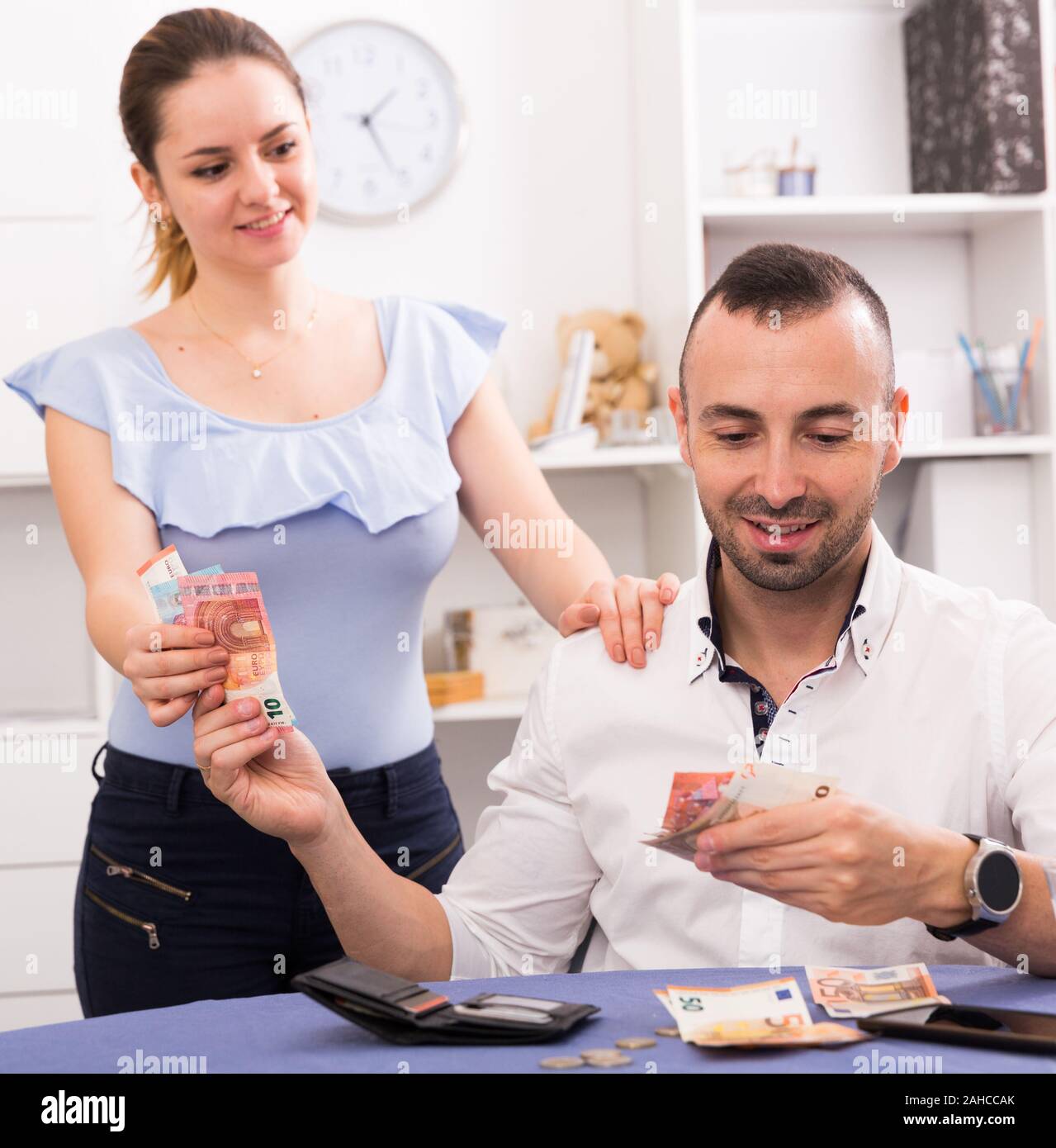 Man counting money allocation hi-res stock photography and images - Alamy