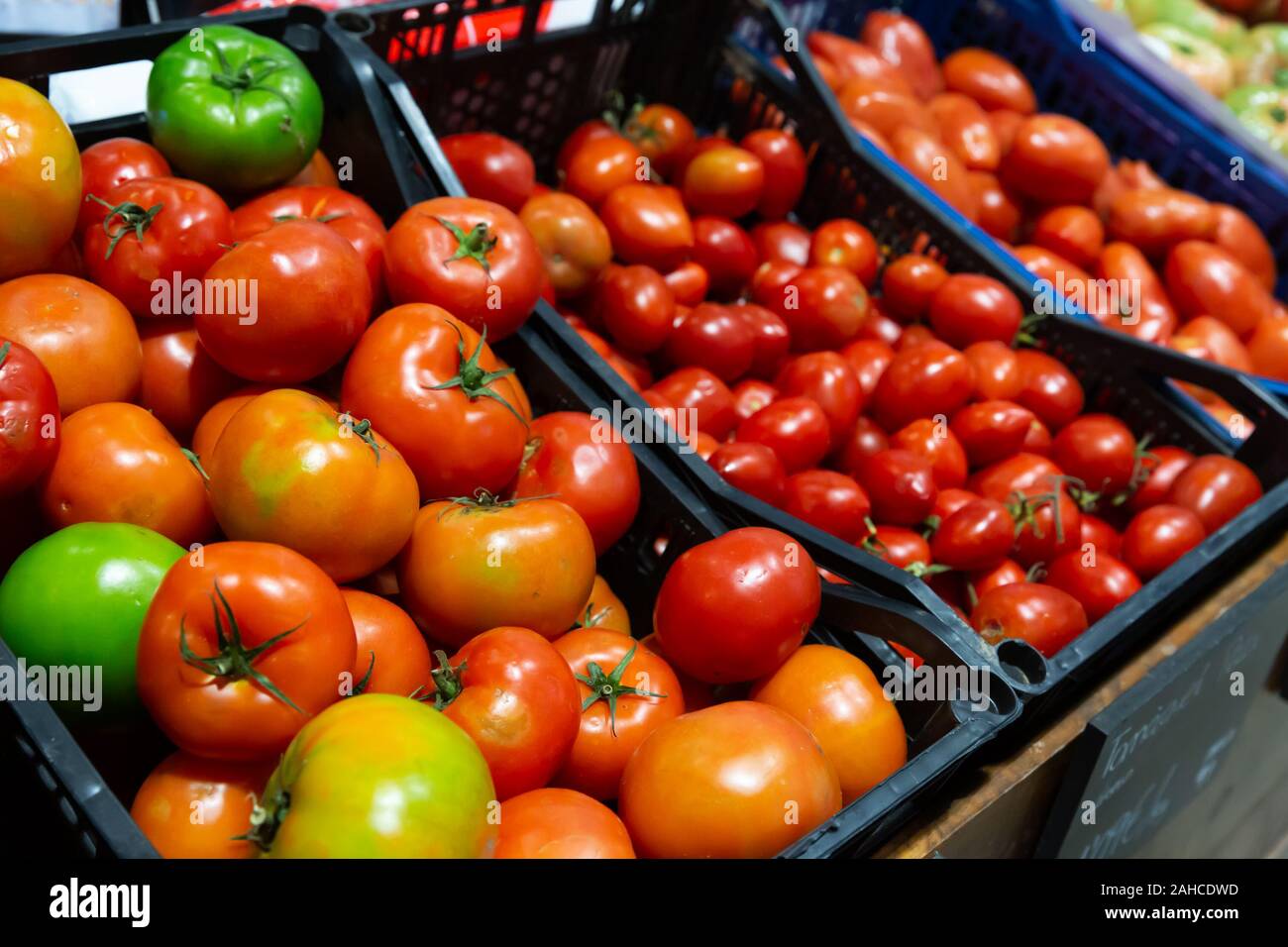 Ripe red tomatoes in boxes at supermarket Stock Photo - Alamy