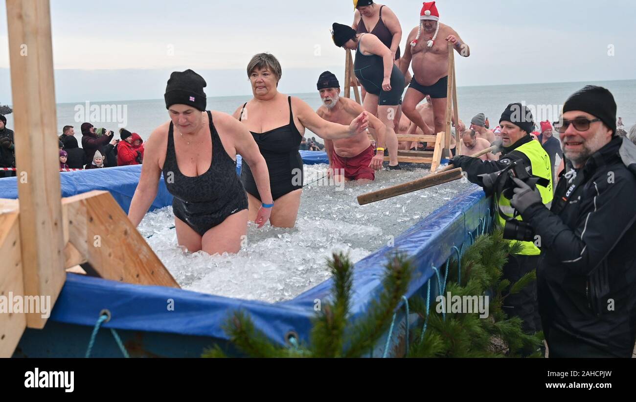 Nr Vorupor Thisted Denmark 28th December 19 For The 6th Time The Annual Winter Dip In The North Sea Takes Place At Nr Vorupor A K A Cold Hawaii On The Northernly Westcoast Of