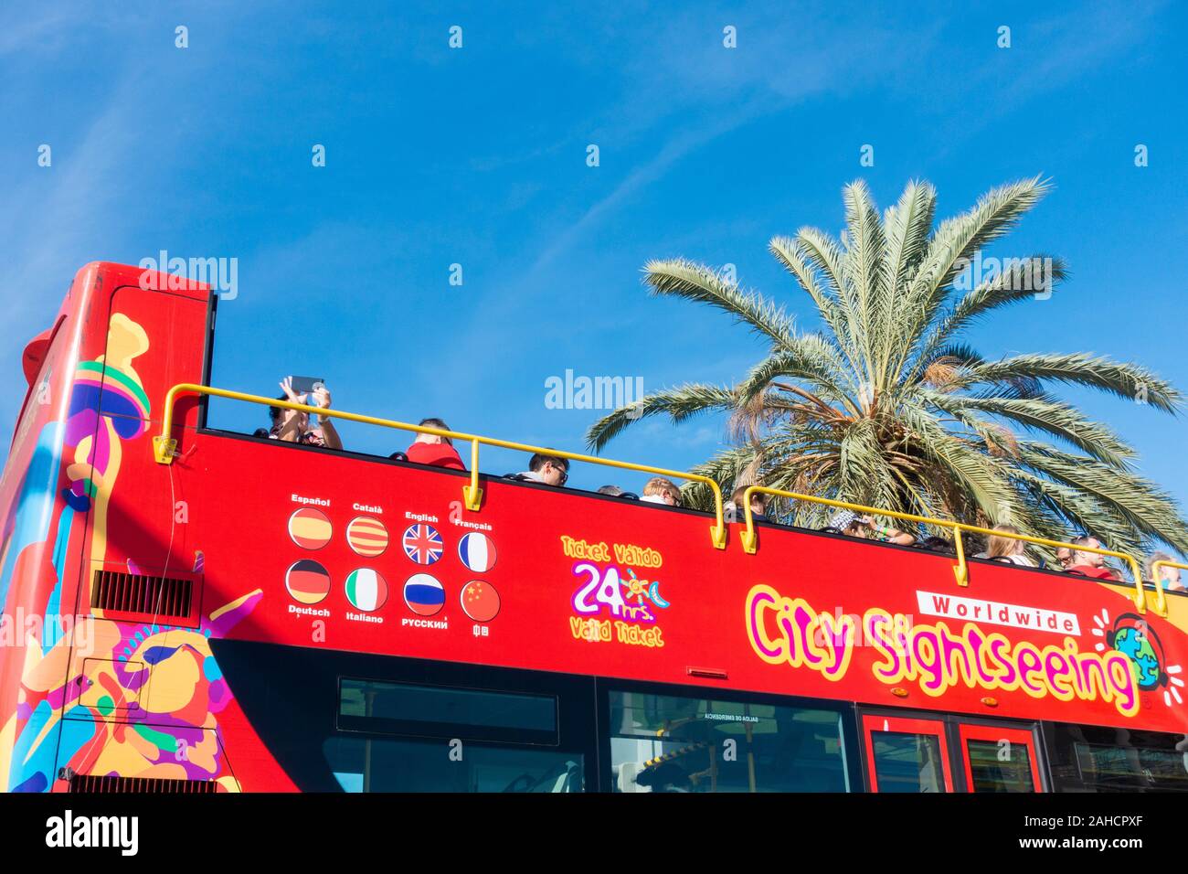 Gran Canaria, Canary Islands, Spain. 28th December 2019. Weather: Cruise  ship passengers on city sightseeing bus in Las Palmas on Gran Canaria as  five cruise ships, carrying more than 10.000 passengers, many