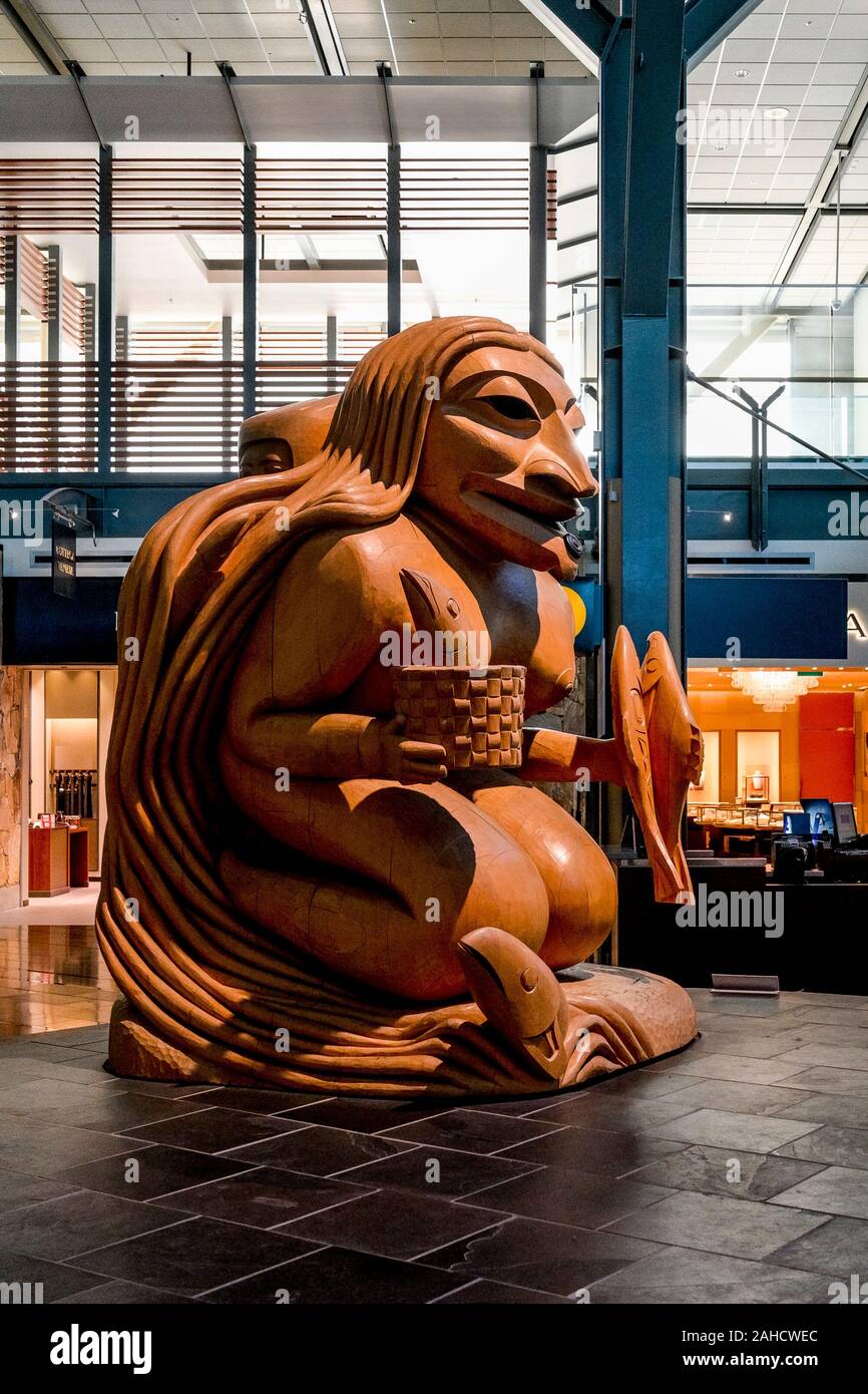 The Story of Fog Woman and Raven, Artist: Dempsey Bob, Vancouver International Airport, Richmond, British Columbia, Canada Stock Photo
