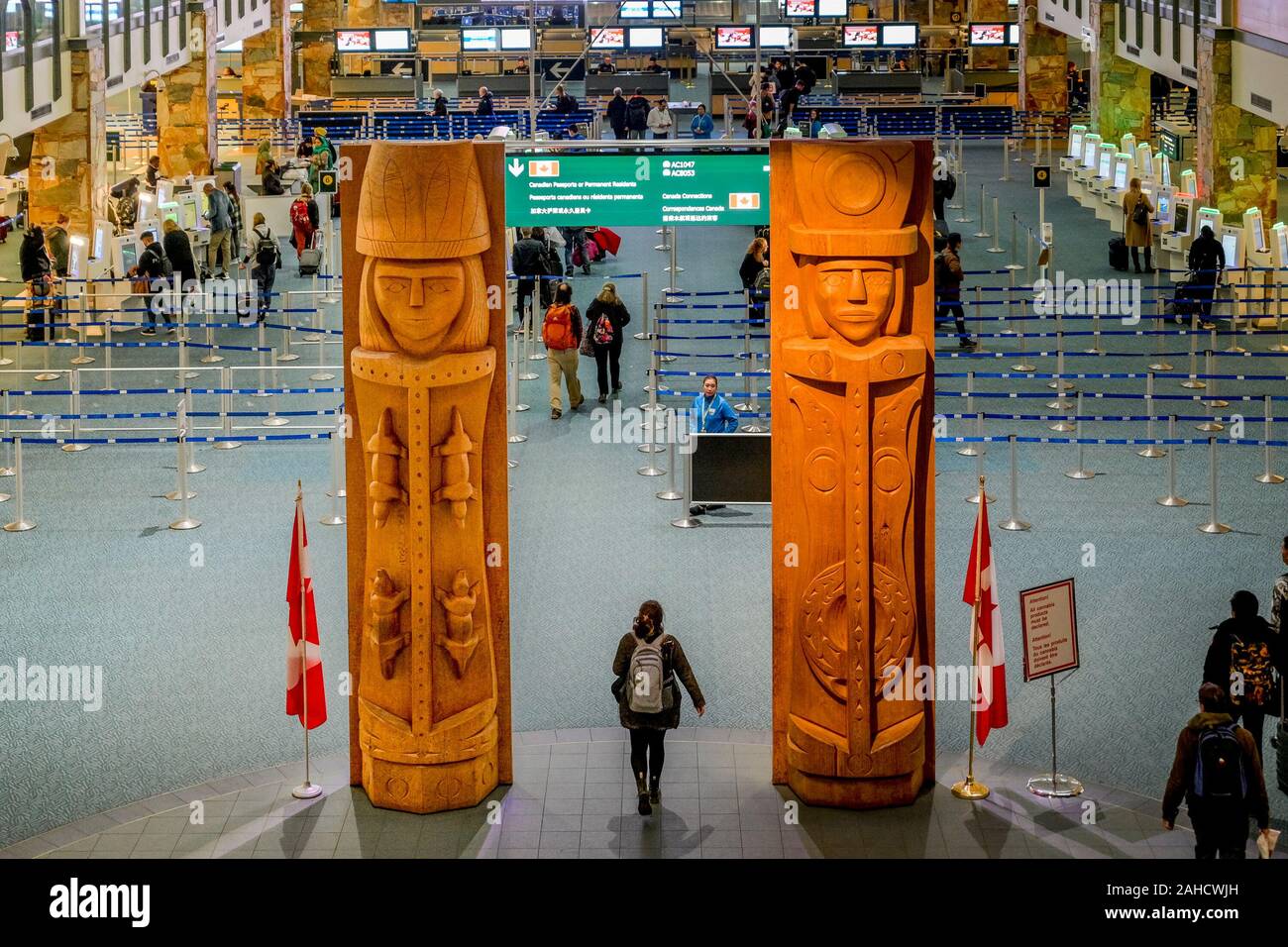 Musqueam Welcome Figures Artist: Susan Point, Vancouver International Airport, Richmond, British Columbia, Canada Stock Photo