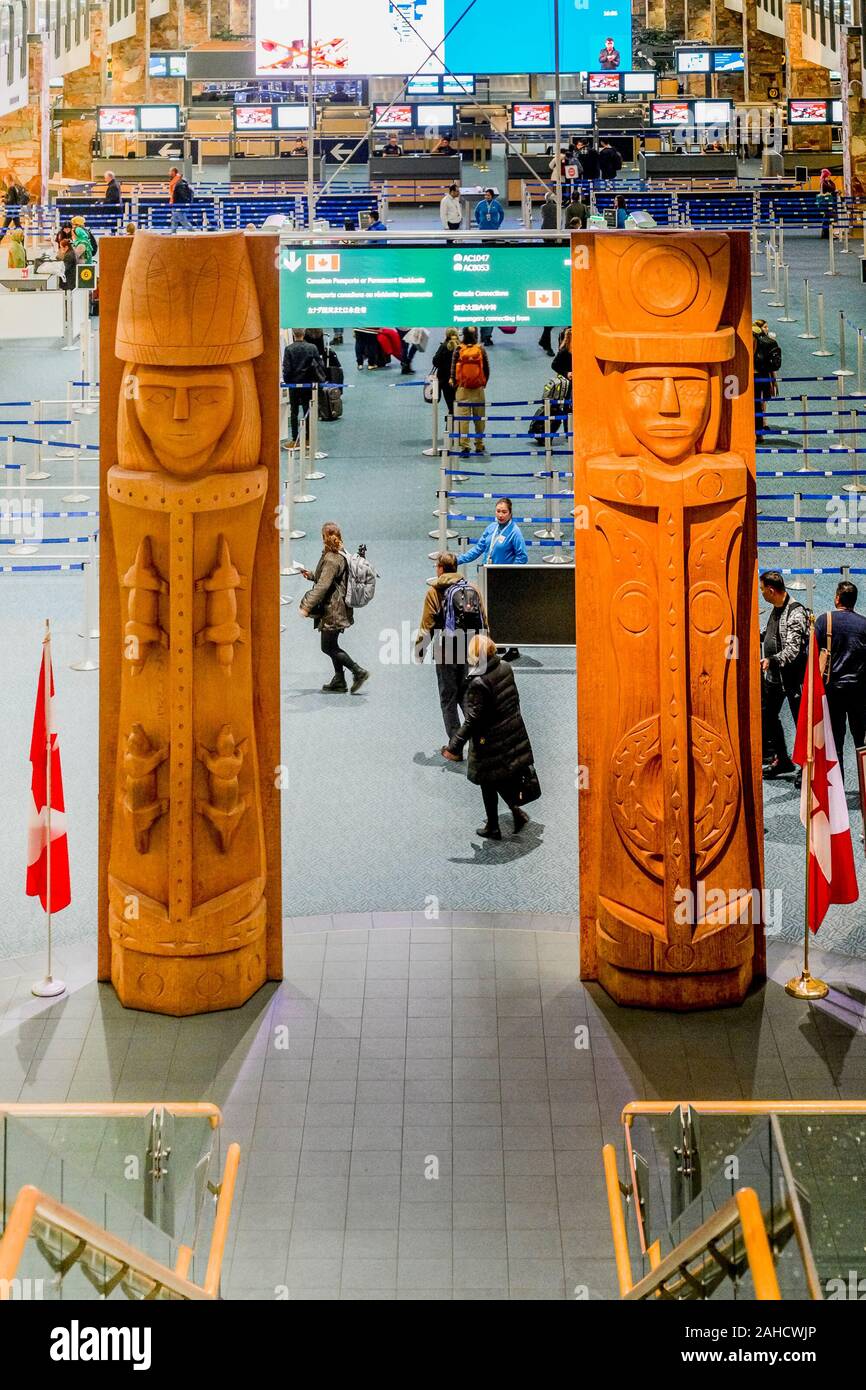 Musqueam Welcome Figures Artist: Susan Point, Vancouver International Airport, Richmond, British Columbia, Canada Stock Photo