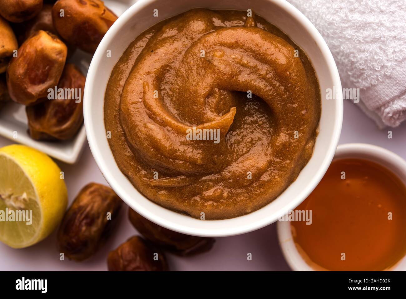 Dates Face mask for supple, smooth and clear skin with ingradients like