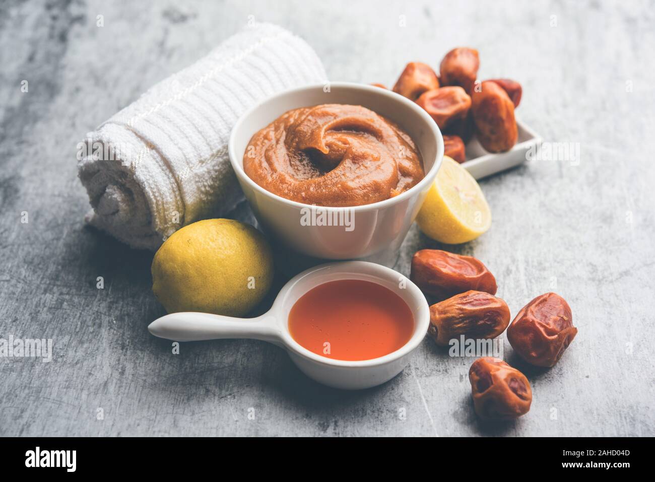 Dates Face mask for supple, smooth and clear skin with ingradients like