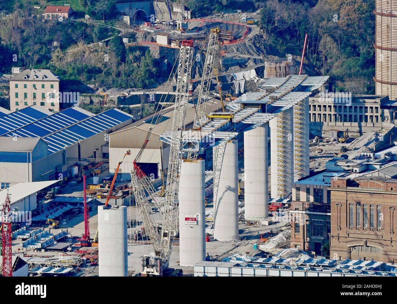 Genoa, Italy. 28th Dec 2019. The fifth floor was raised in the late morning in the west construction site of the new bridge over the Polcevera. (Riccardo Arata/Fotogramma, GENOA - 2019-12-28) p.s. la foto e' utilizzabile nel rispetto del contesto in cui e' stata scattata, e senza intento diffamatorio del decoro delle persone rappresentate Credit: Independent Photo Agency Srl/Alamy Live News Stock Photo