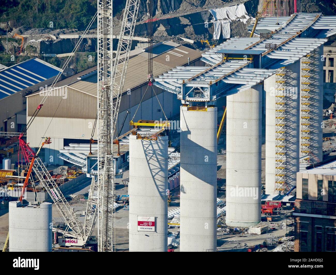 Genoa, Italy. 28th Dec 2019. The fifth floor was raised in the late morning in the west construction site of the new bridge over the Polcevera. (Riccardo Arata/Fotogramma, GENOA - 2019-12-28) p.s. la foto e' utilizzabile nel rispetto del contesto in cui e' stata scattata, e senza intento diffamatorio del decoro delle persone rappresentate Credit: Independent Photo Agency Srl/Alamy Live News Stock Photo