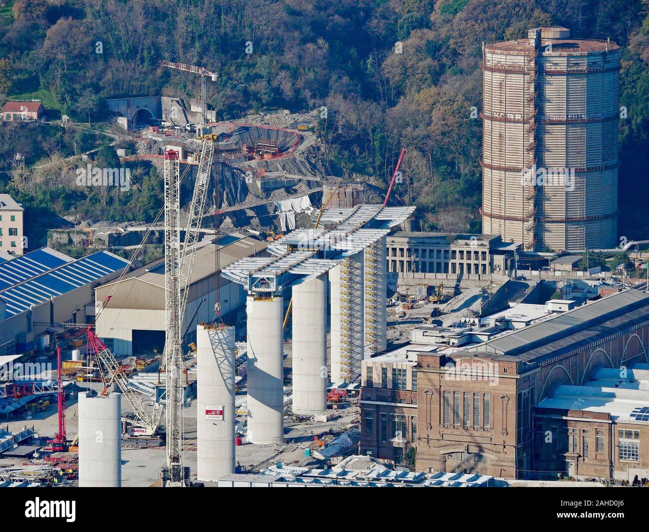 Genoa, Italy. 28th Dec 2019. The fifth floor was raised in the late morning in the west construction site of the new bridge over the Polcevera. (Riccardo Arata/Fotogramma, GENOA - 2019-12-28) p.s. la foto e' utilizzabile nel rispetto del contesto in cui e' stata scattata, e senza intento diffamatorio del decoro delle persone rappresentate Credit: Independent Photo Agency Srl/Alamy Live News Stock Photo