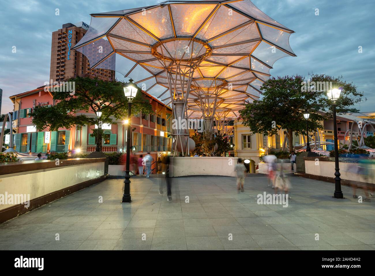Bridge over the Singapore River, Read Street, passage to the hip party quarter at Clarke Quay, oversized umbrellas covering the passage, at night, dus Stock Photo
