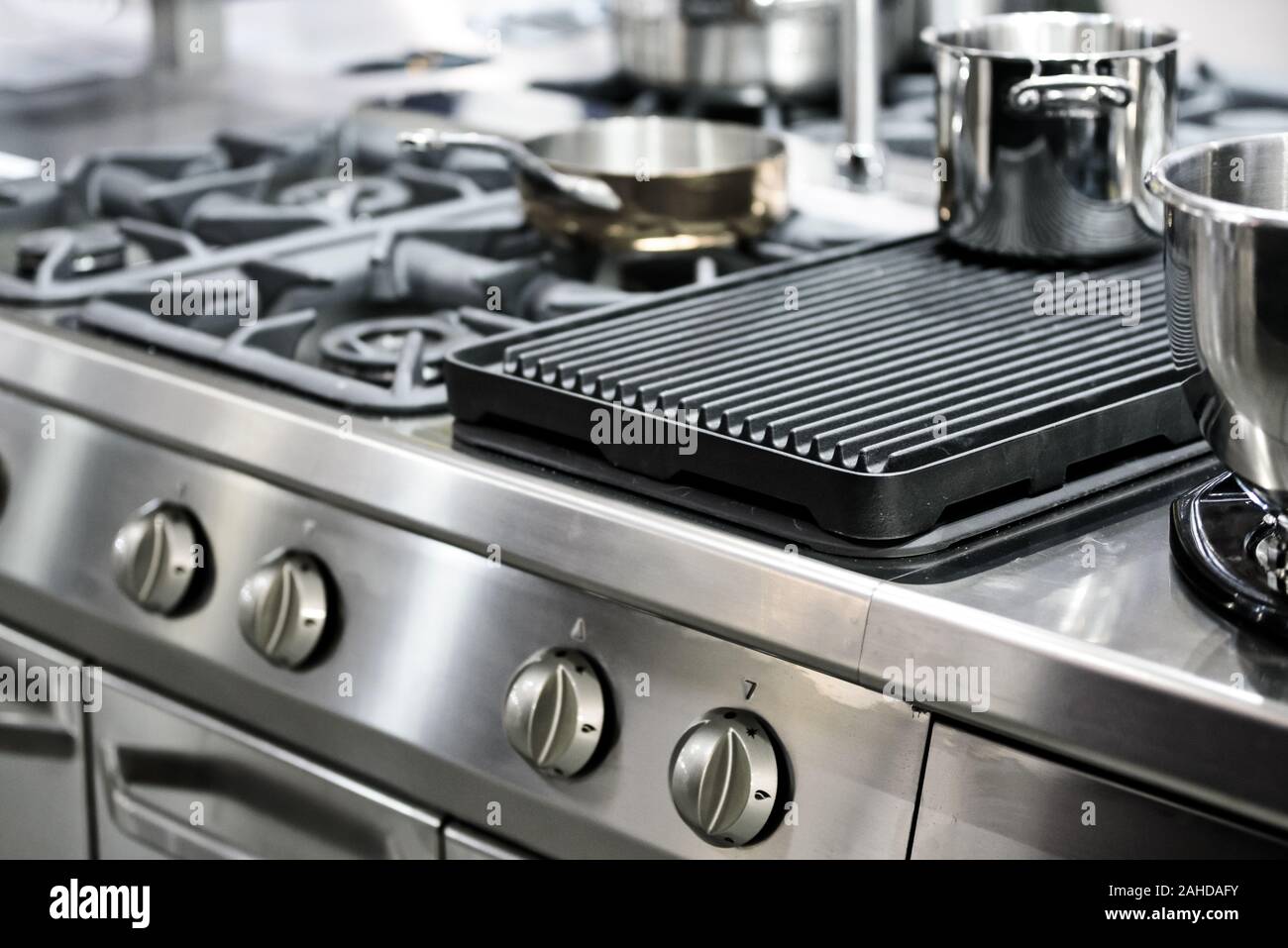 https://c8.alamy.com/comp/2AHDAFY/part-of-a-modern-kitchen-in-the-restaurant-or-hotel-with-professional-equipments-steel-gas-cooker-pots-and-pans-low-dof-2AHDAFY.jpg