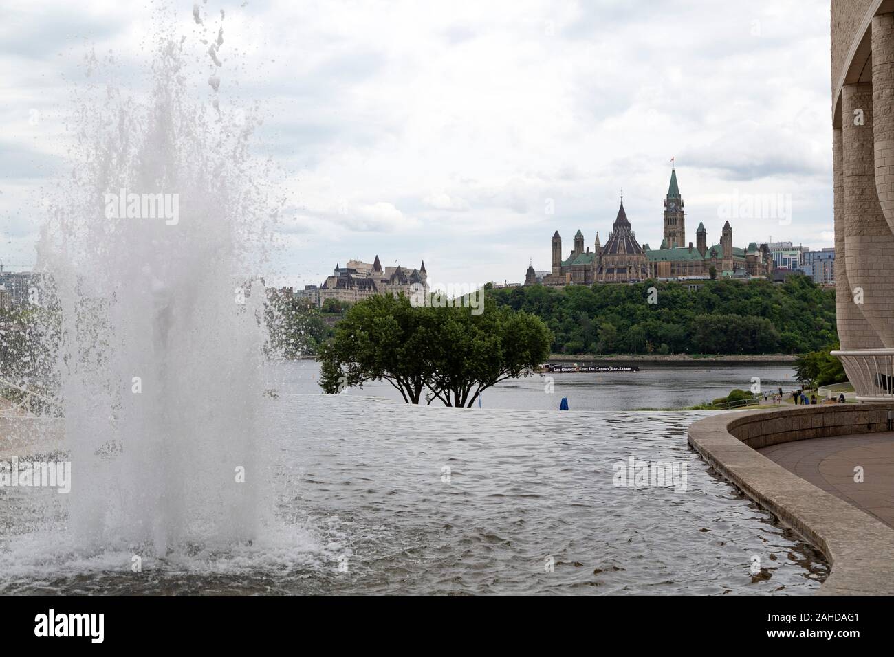 A fountain outside of the Museum of Canadian History and Parliament