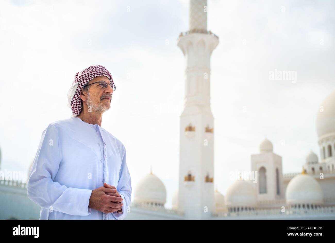 Arab man visiting the Grand Mosque in Abu Dhabi wearing kandora Stock Photo