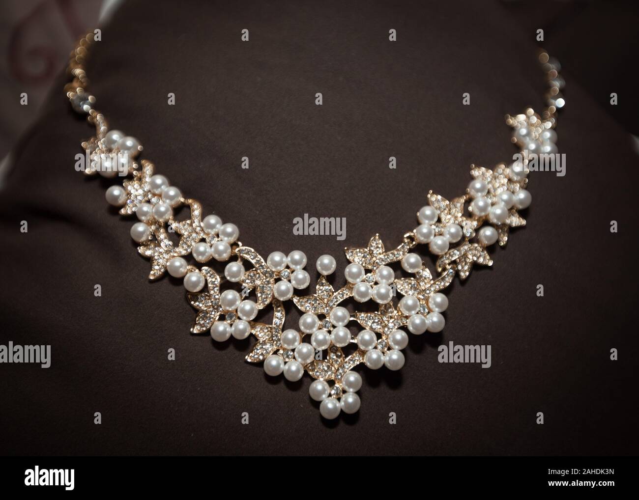 Pearl wedding necklace Stock Photo Alamy