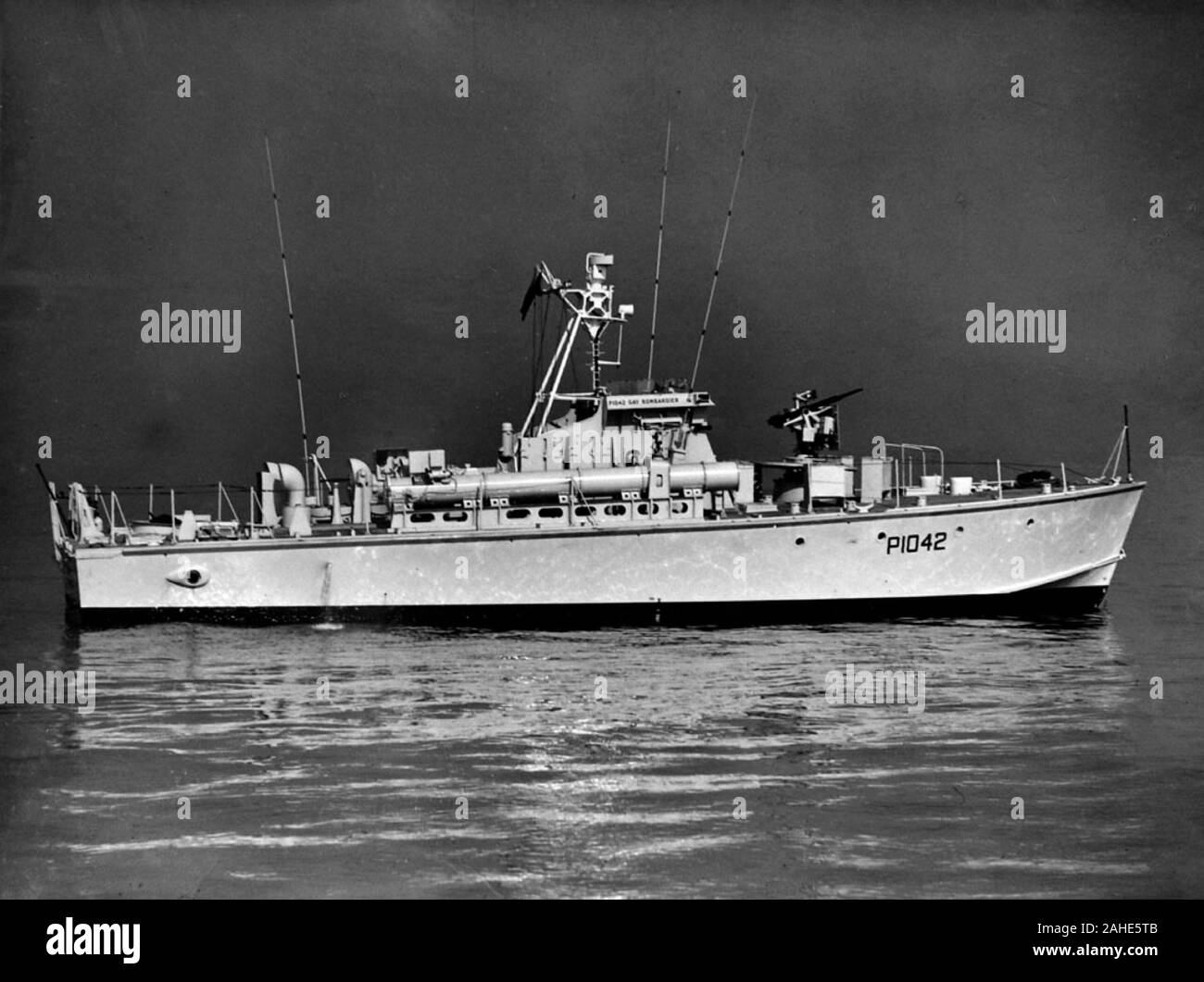 AJAXNETPHOTO. 1952. PORTSMOUTH, ENGLAND. - FAST PATROL BOATS Type 'B' - VOSPER LTD., PORTSMOUTH BUILT GAY BOMBARDIER PENDANT NR. P1042. TRIALS AND MARKETING PHOTOS FROM VOSPER THORNYCROFT COLLECTION. BOAT LAUNCHED 20TH AUGUST, 1952. BROADSIDE VIEW OF STARBOARD SIDE, CRAFT AS M.T.B. PHOTO:VT COLLECTION/AJAXNETPHOTO    REF:GR3122605 13515 Stock Photo