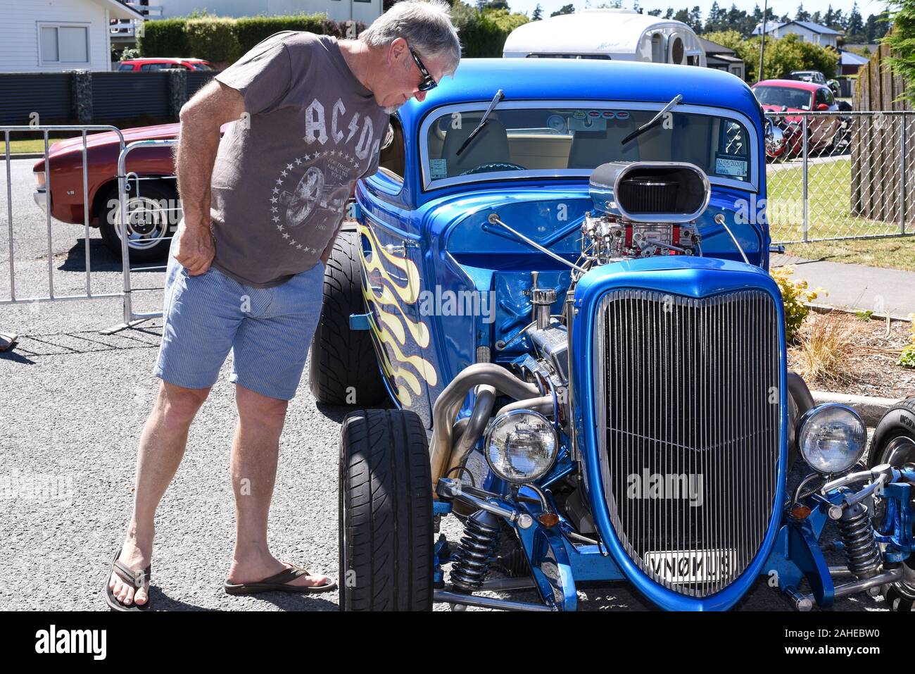 Methven, New Zealand. 28th Dec 2019. Admiring glances as a sunny day brings out the crowds for a gathering of hot rods and other custom cars on the southern island of New Zealand Stock Photo