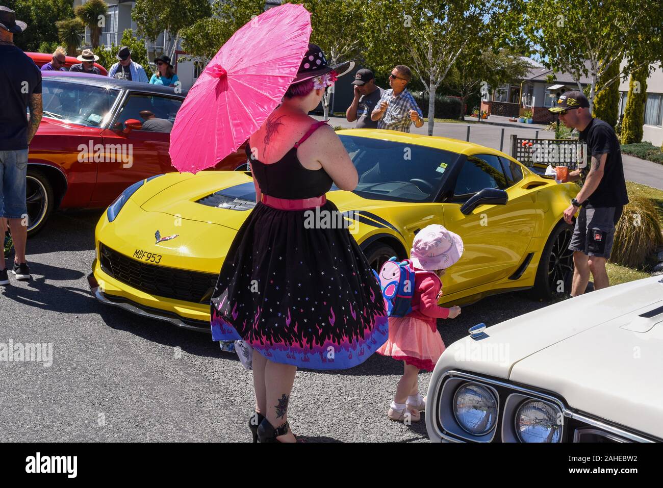 Methven, New Zealand. 28th Dec 2019. A sunny day brings out the crowds and the sunshades for a gathering of hot rods and other custom cars on the southern island of New Zealand Stock Photo