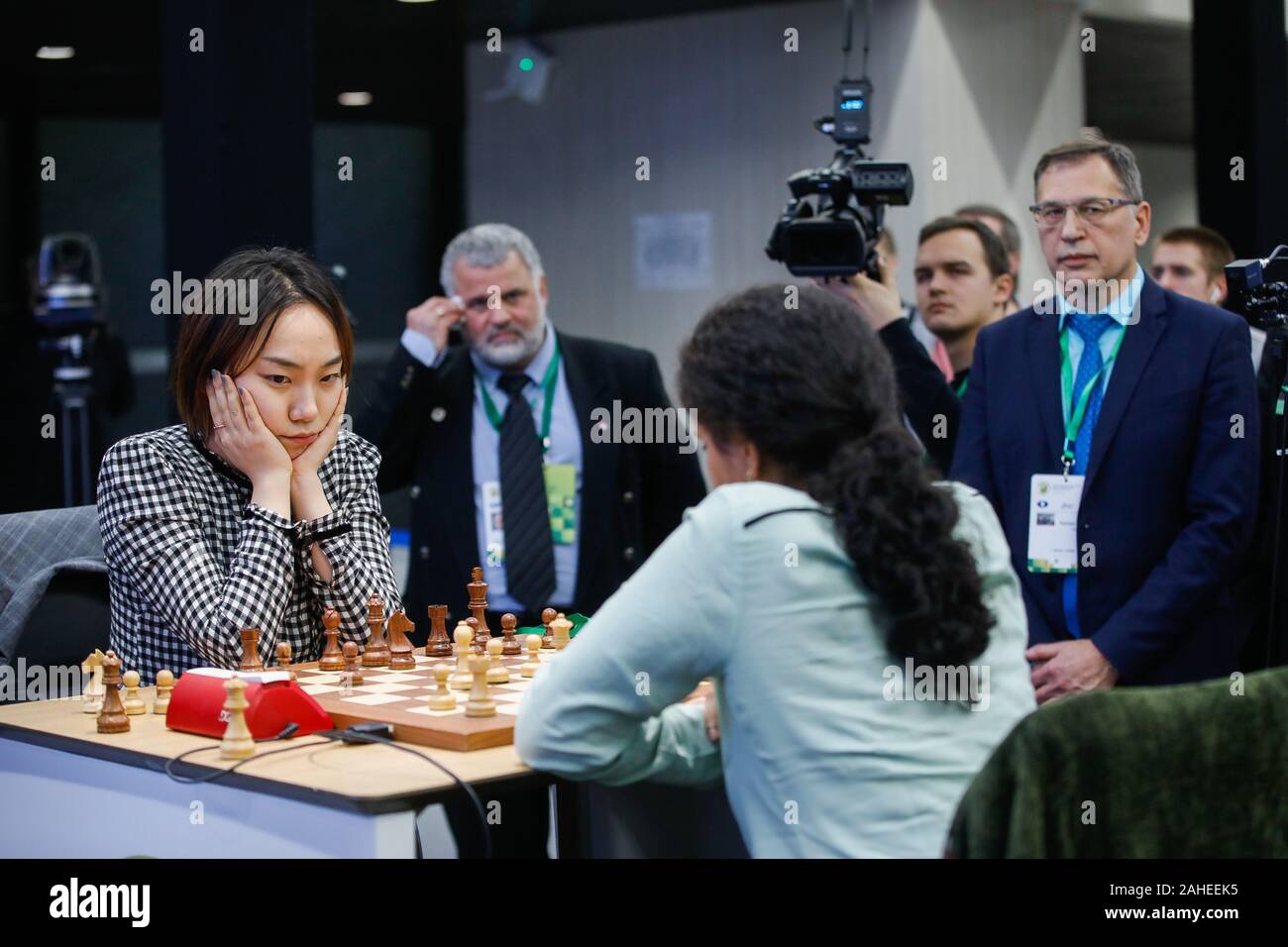 Viswanathan Anand (R, India) and Vladimir Kramnik (L, Russia) seen during  their first World Championship match at the 'Bundeskunsthalle' in Bonn,  Germany, 14 October 2008. The World Championship title will be awarded