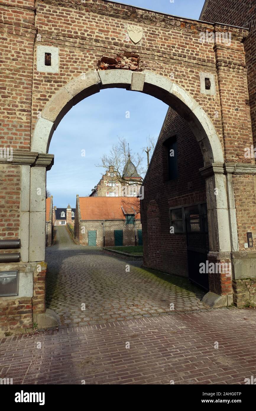 Torbogen am Eingang zu Burg Kühlseggen, Weilerswist, Nordrhein-Westfalen, Deutschland Stock Photo