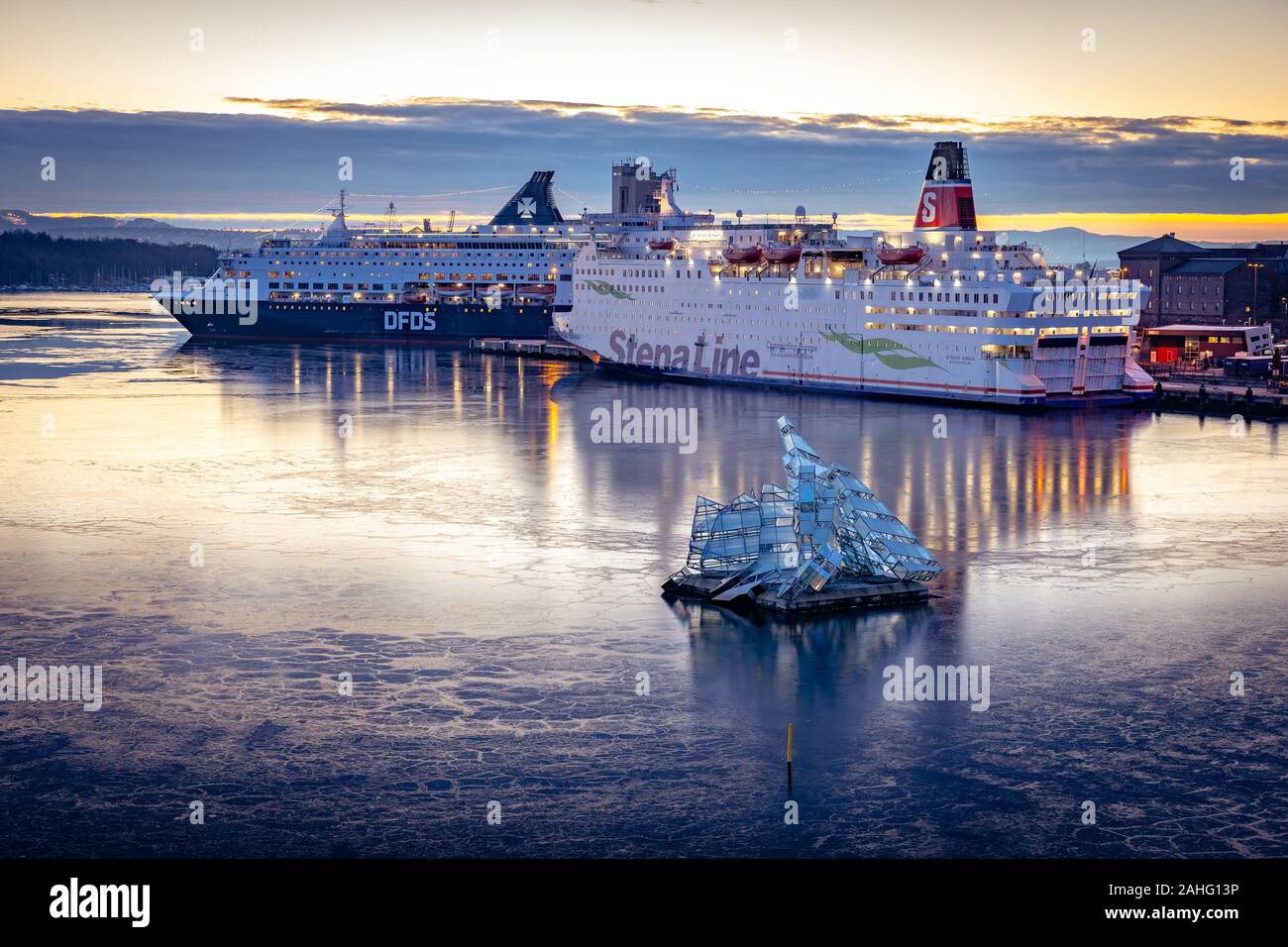 Docked cruise ship sunset hi-res stock photography and images - Alamy