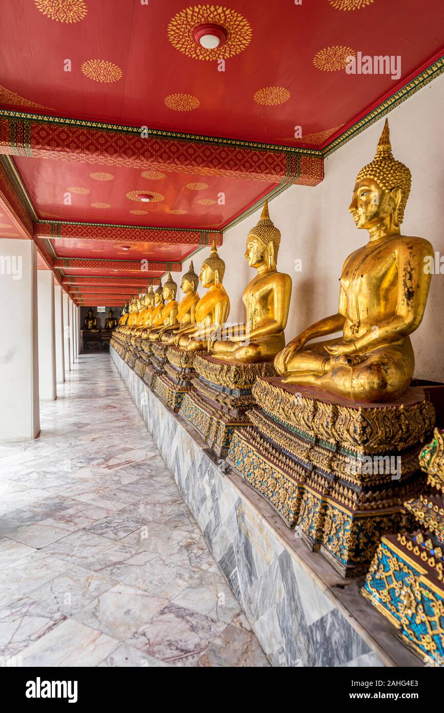 Row of golden buddha statues in a Bangkok, Thailand temple Stock Photo ...