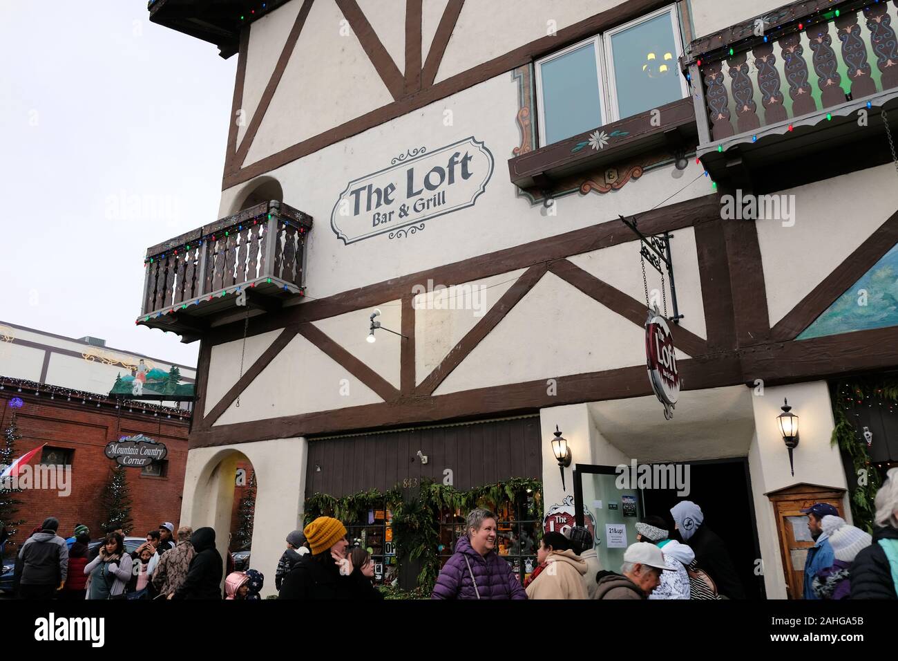 Exterior view of The Loft Bar & Grill in Leavenworth, Washington, USA with town visitors walking by on a cold winter day. Stock Photo