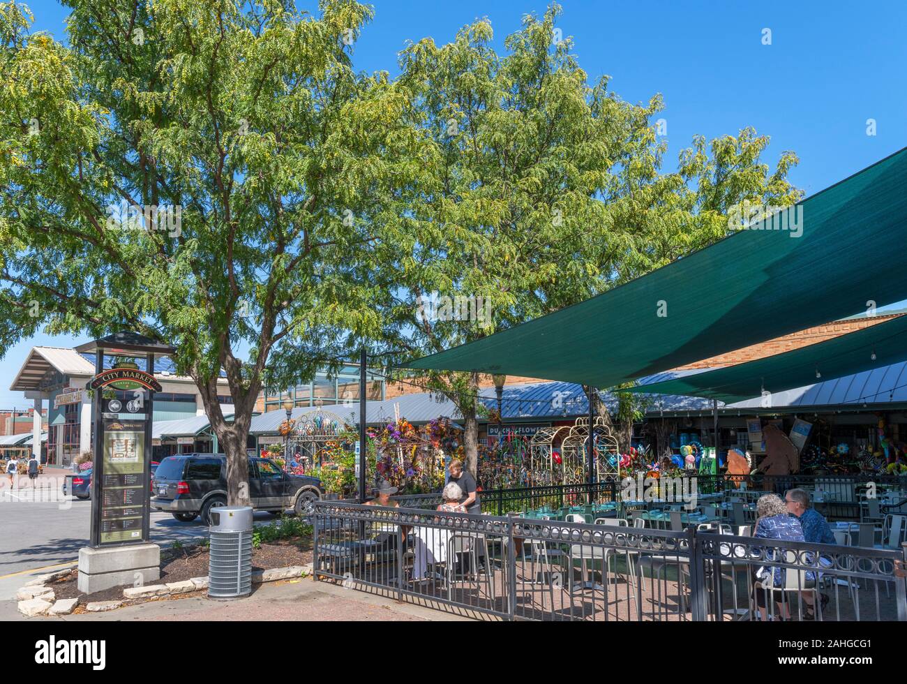 People sitting outside a cafe in the City Market, River Market district, Kansas City, Missouri, USA Stock Photo