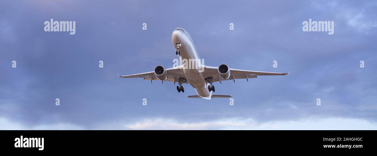 Commercial aircraft hi-res stock photography and images - Alamy