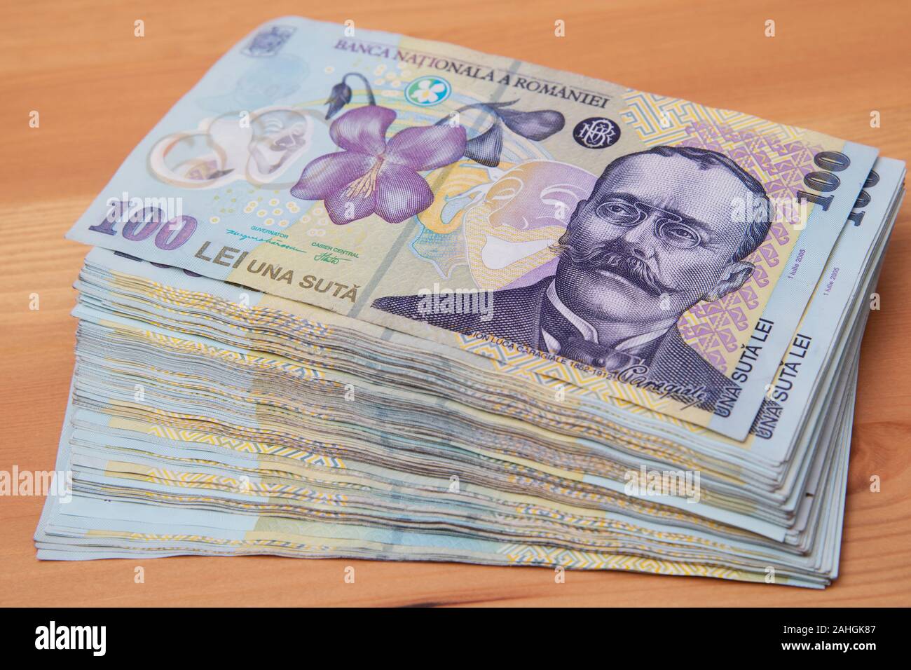Romanian LEI banknotes, close up Stock Photo - Alamy
