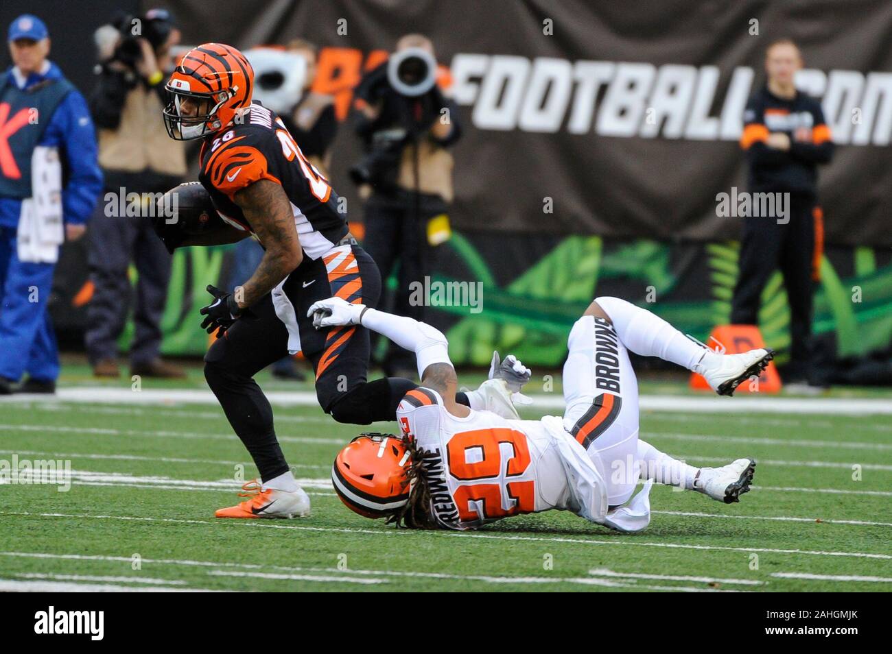 Cincinnati, OH, USA. 29th Dec, 2019. Greg Mabin (26) of the Cincinnati Bengals and Sheldrick Redwine (29) of the Cleveland Browns during a game between the Cleveland Browns and the Cincinnati Bengals at Paul Brown Stadium on December 29, 2019 in Cincinnati, OH. Dorn Byg/CSM/Alamy Live News Stock Photo