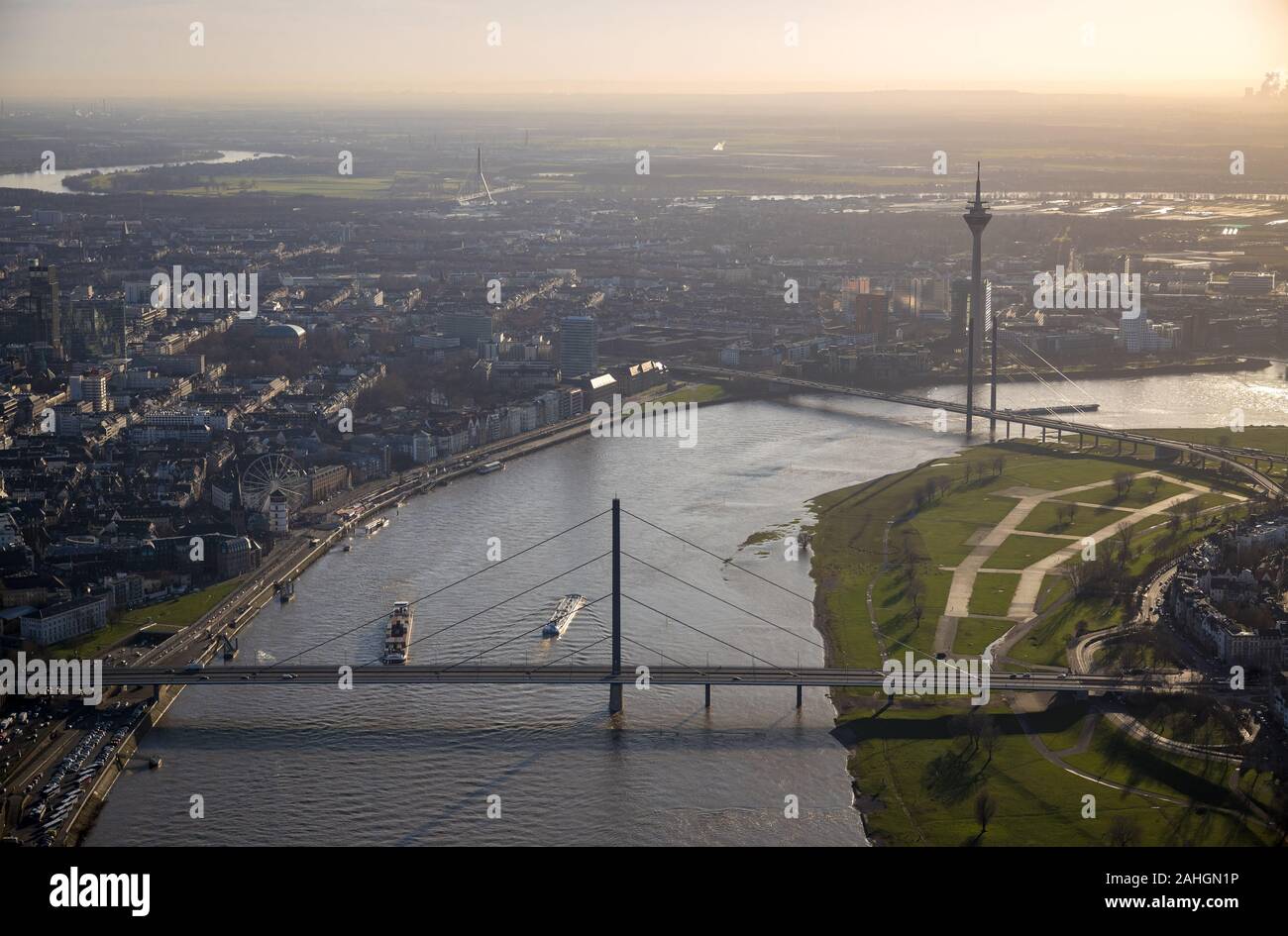 Luftbild, Stadtansicht, Schifffahrt auf dem Rhein, Fluss Rhein, Oberkasseler Brücke, Rheinkniebrücke, Rheinturm, Düsseldorf, Rheinland, Nordrhein-West Stock Photo