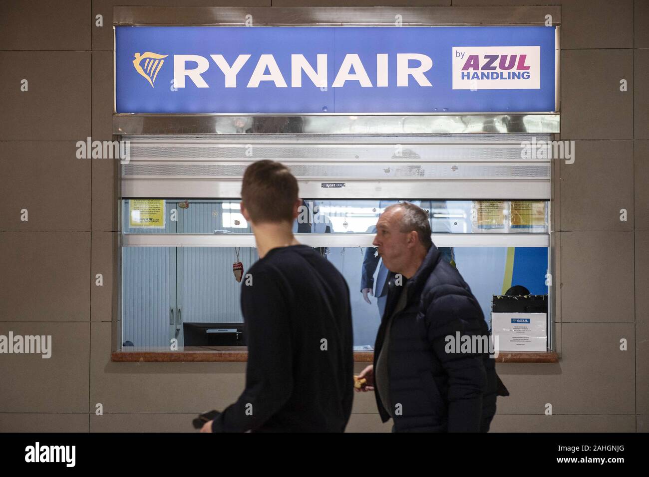 Spain. 27th Dec, 2019. Passengers walk past the Irish low-cost airline Ryanair luggage enquiry desk in Alicante airport. Credit: Budrul Chukrut/SOPA Images/ZUMA Wire/Alamy Live News Stock Photo