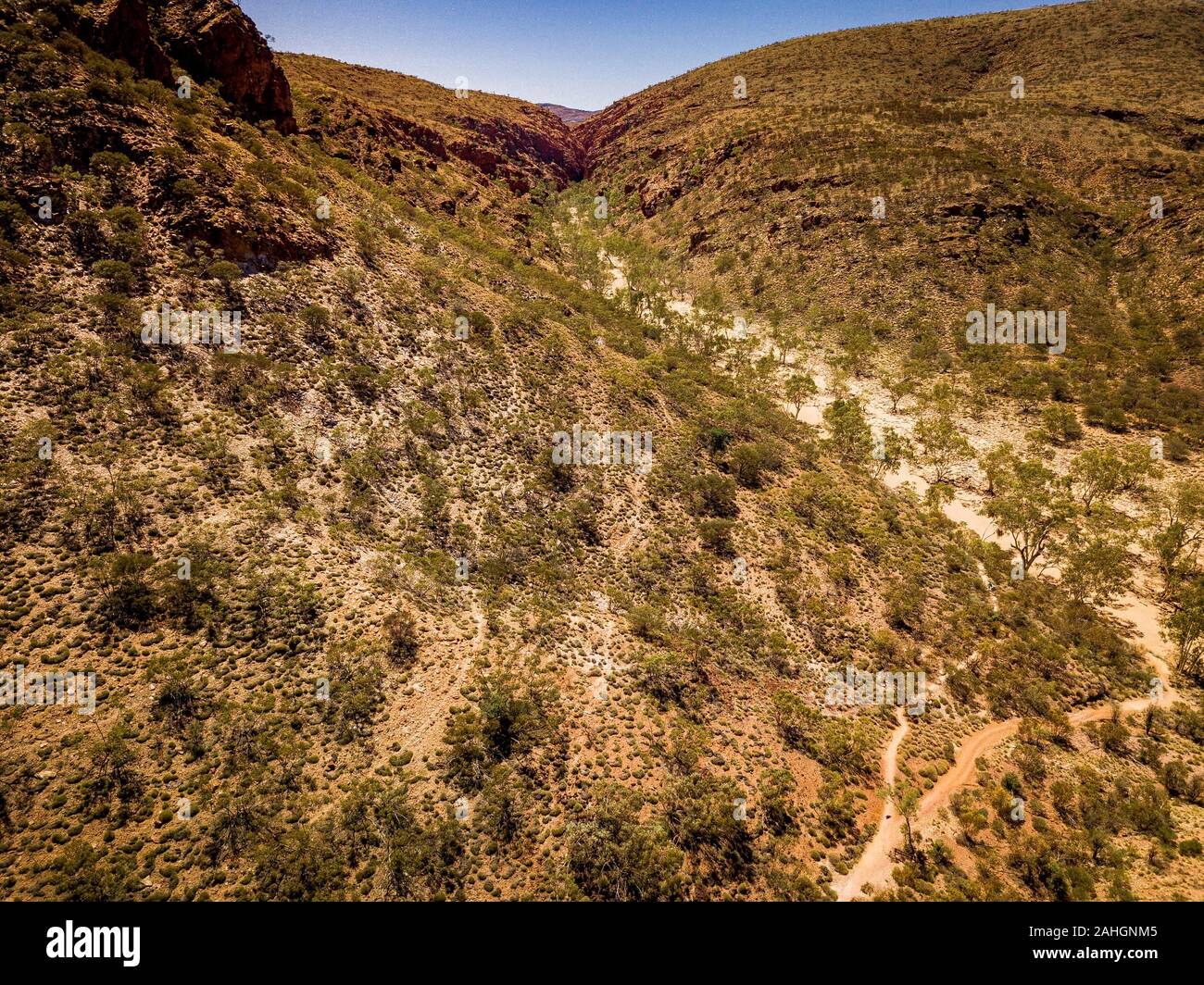 The walking track that leads to the dry creek bed at Redbank Gorge in the West MacDonnell Ranges, Northern Territory, Australia Stock Photo