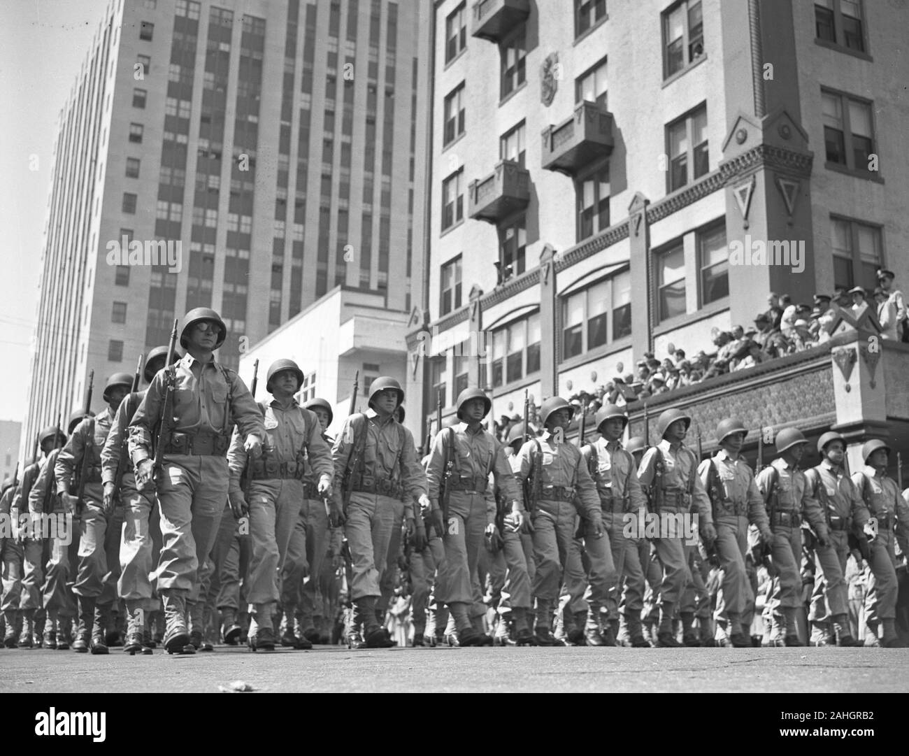 American troops preparing to ship out for World War II, 1942 Miami. The precise date is unknown, but probably late March 1942. Stock Photo