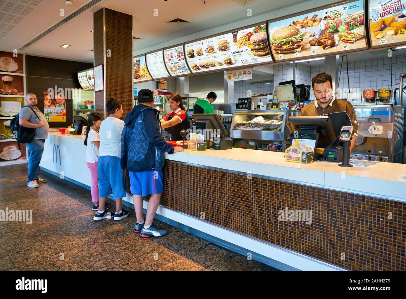 Counter service hi-res stock photography and images - Alamy