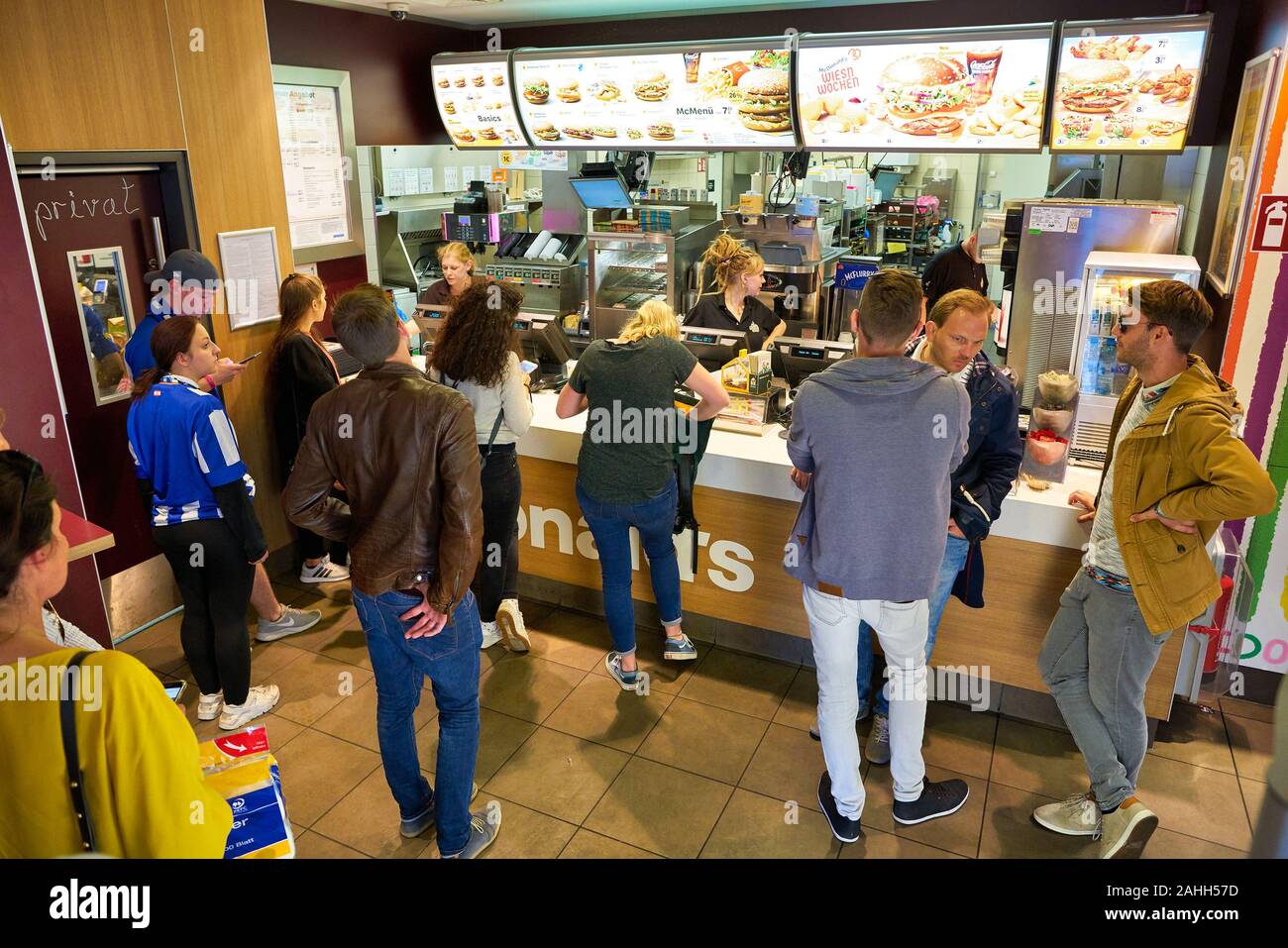 Queue to mcdonalds hi-res stock photography and images - Alamy