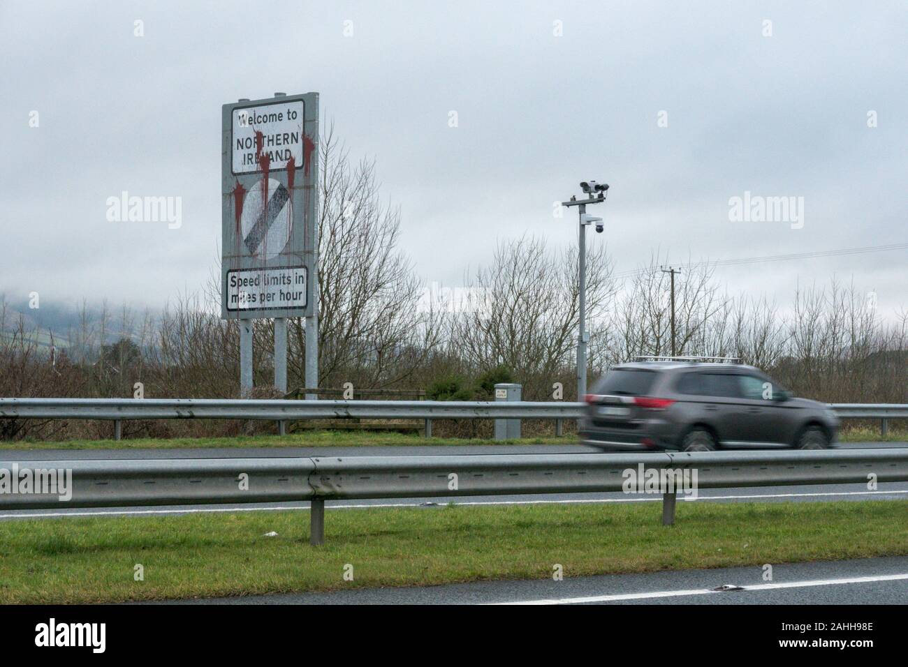 defaced Republic of Ireland and Northern Ireland border demarcation sign, reminding motorists that all speed signs are now in mph. Stock Photo