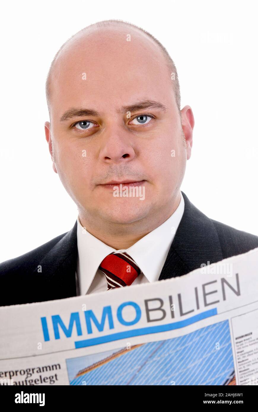 Mann, 40 Jahre, liest Zeitung, sucht Immobilie, Anzeigenblatt, MR: Yes Stock Photo