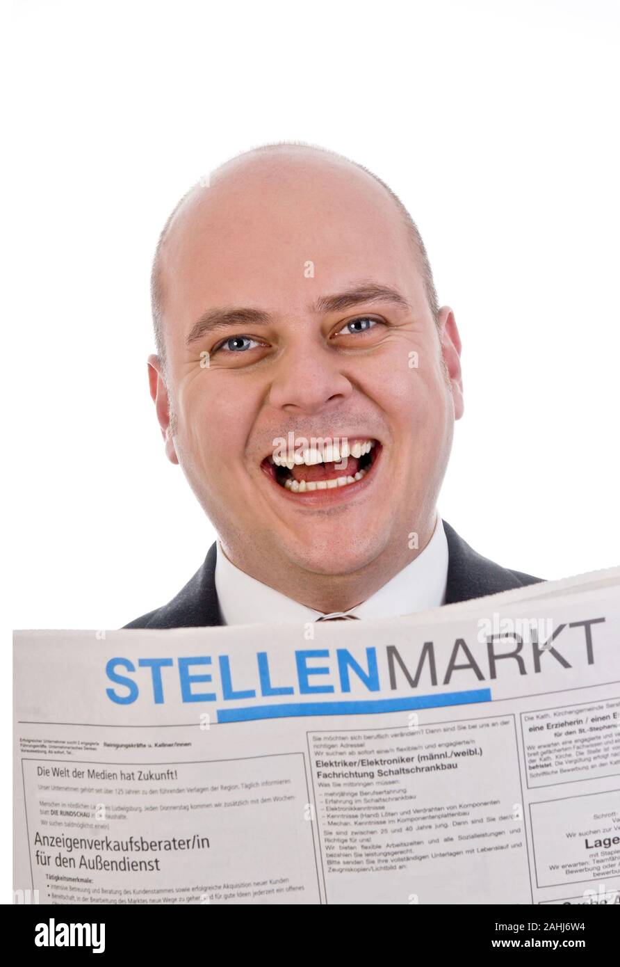 Mann, 40 Jahre, liest Zeitung, sucht Stellenangebote, Anzeigenblatt, Job-Suche, Arbeit,MR: Yes Stock Photo