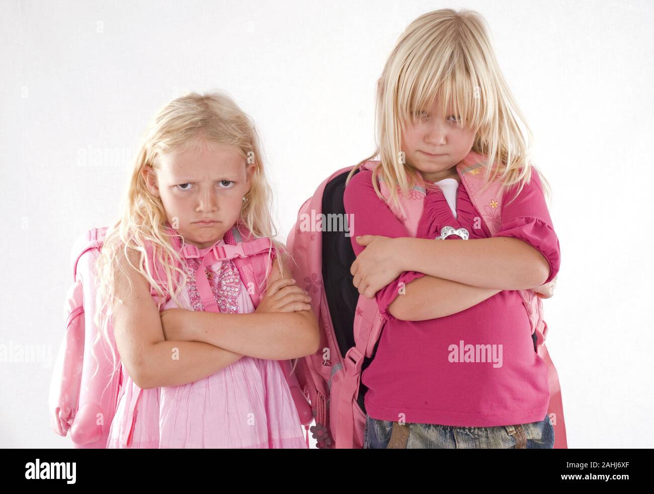 Zwei blonde Mädchen, 6 und 7 Jahre alt, mögen die Schule nicht MR:Yes Stock Photo