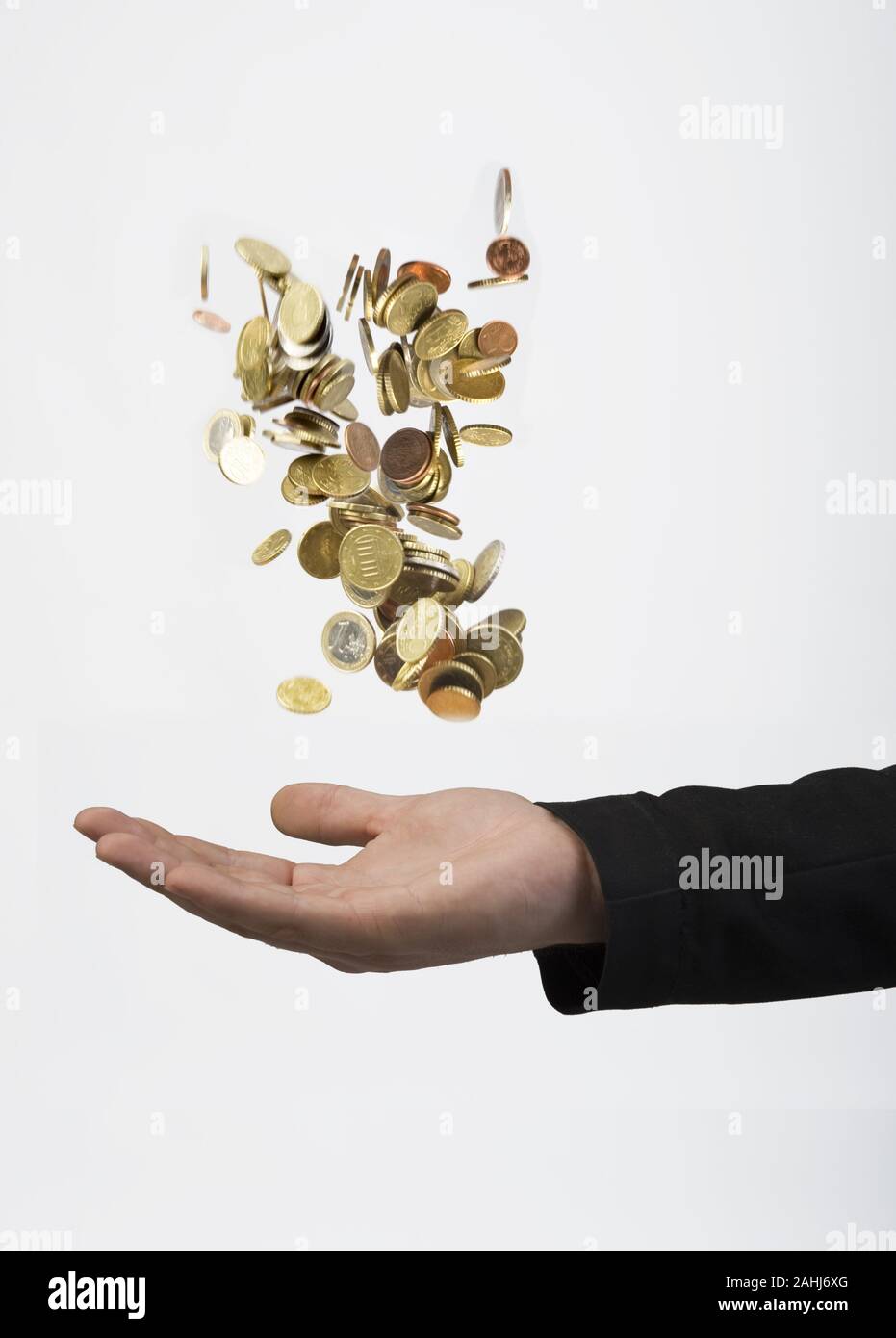 Mann wirft Geldmünzen in die Luft, fängt dise dann auf. Vermögensberater, Finanzjongleur, MR:Yes Stock Photo