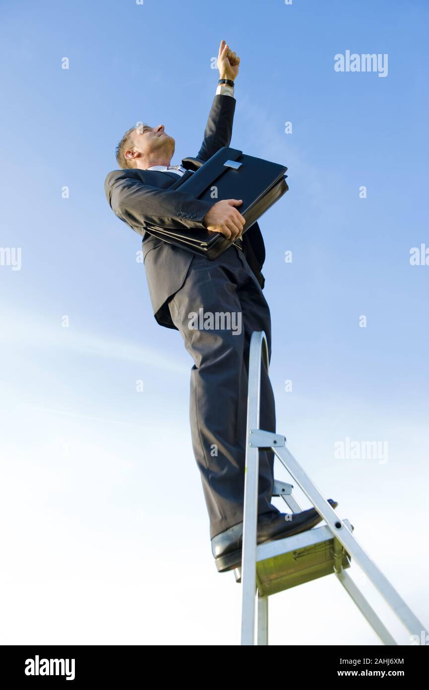 Geschäftsmann, 40, Jahre, klettert, Leiter, nach oben, Karriere, Karrieresprung, Karriereleiter, MR:Yes Stock Photo