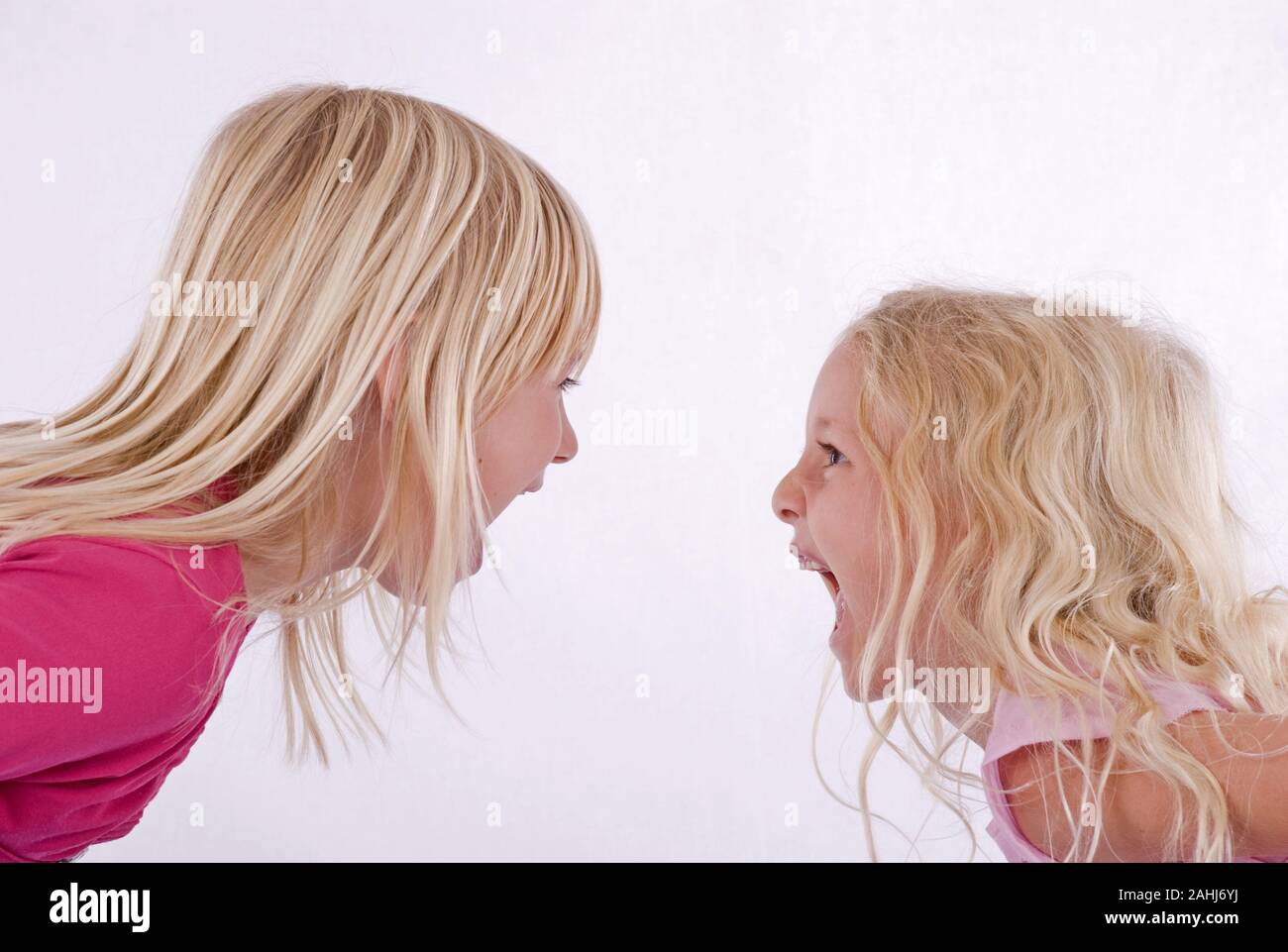 Zwei blonde Mädchen, 6 und Jahre alt, Schulmädchen, schreien sich an, MR:Yes Stock Photo