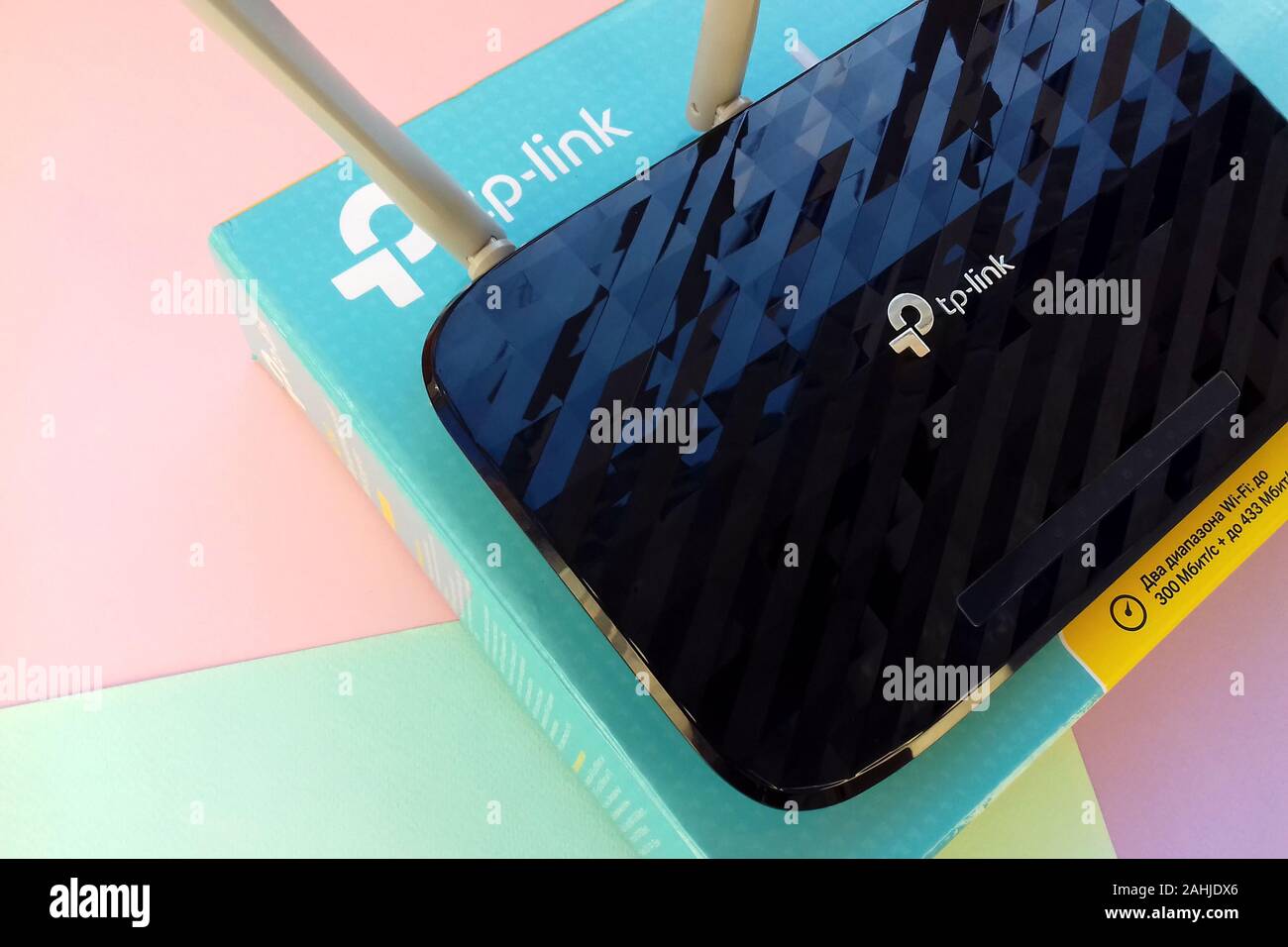 NY, USA - NOVEMBER 24, 2019: Wireless router modem tp link Archer C20 AC750  and colored cardboard box with tp-link logo Stock Photo - Alamy