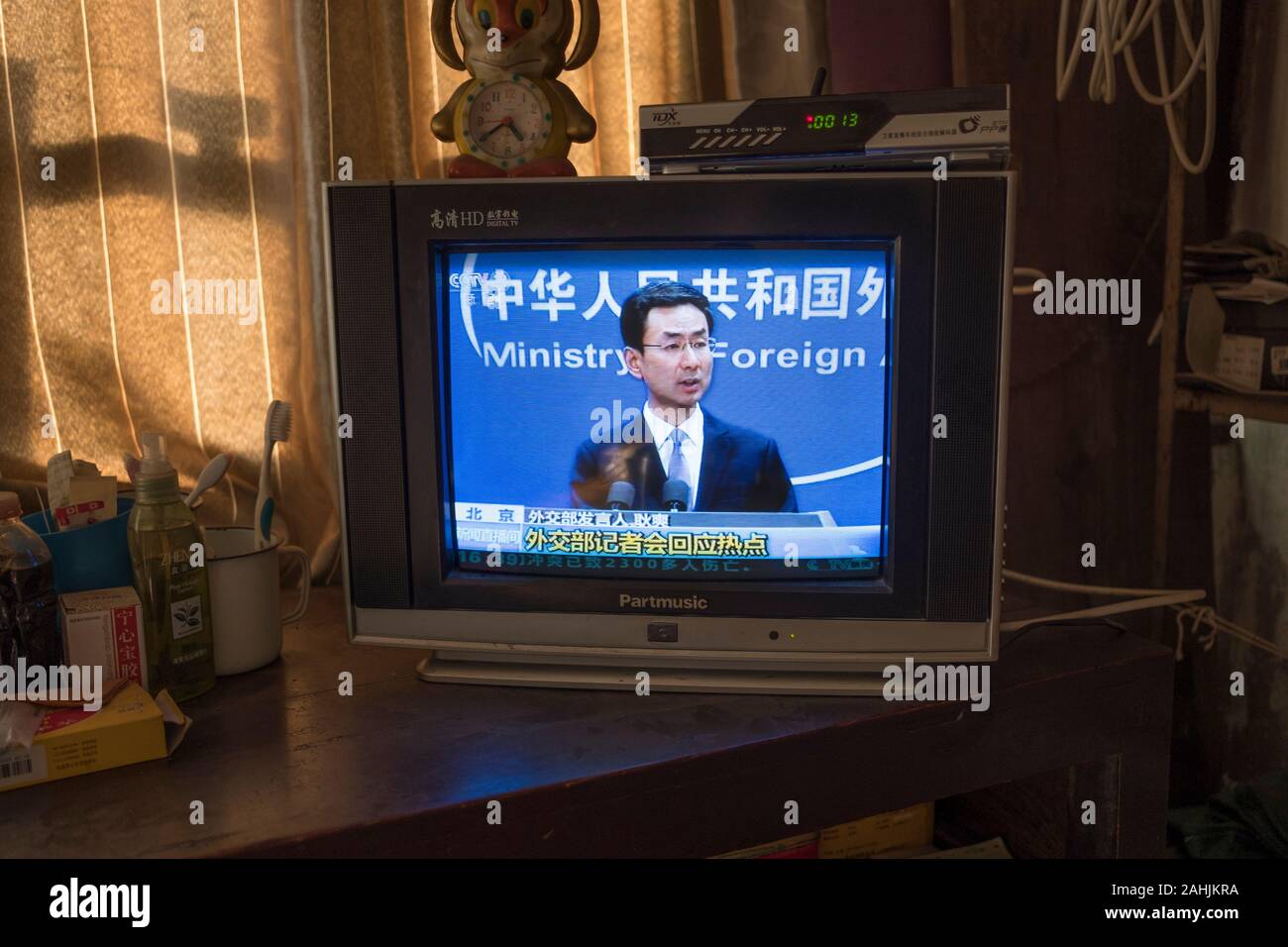 Television screen showing Geng Shuang, spokesman for Chinese Ministry of Foreign Affairs, speaking during a news conference on China's CCTV Stock Photo