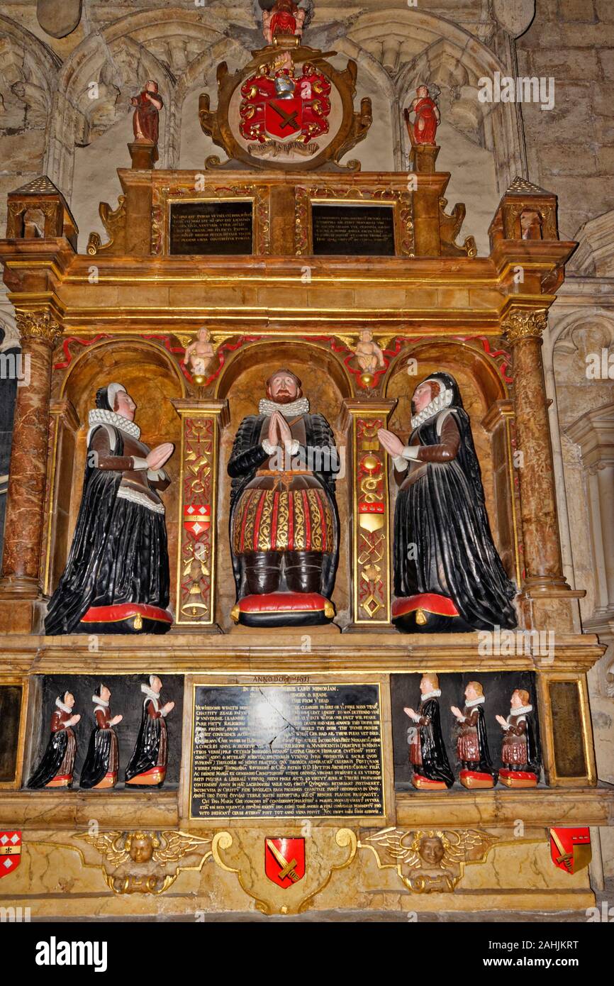 YORK CITY ENGLAND MINSTER INTERIOR ELABORATE COLOURFUL MEMORIAL TO SIR WILLAIM GEE AD 1611 Stock Photo