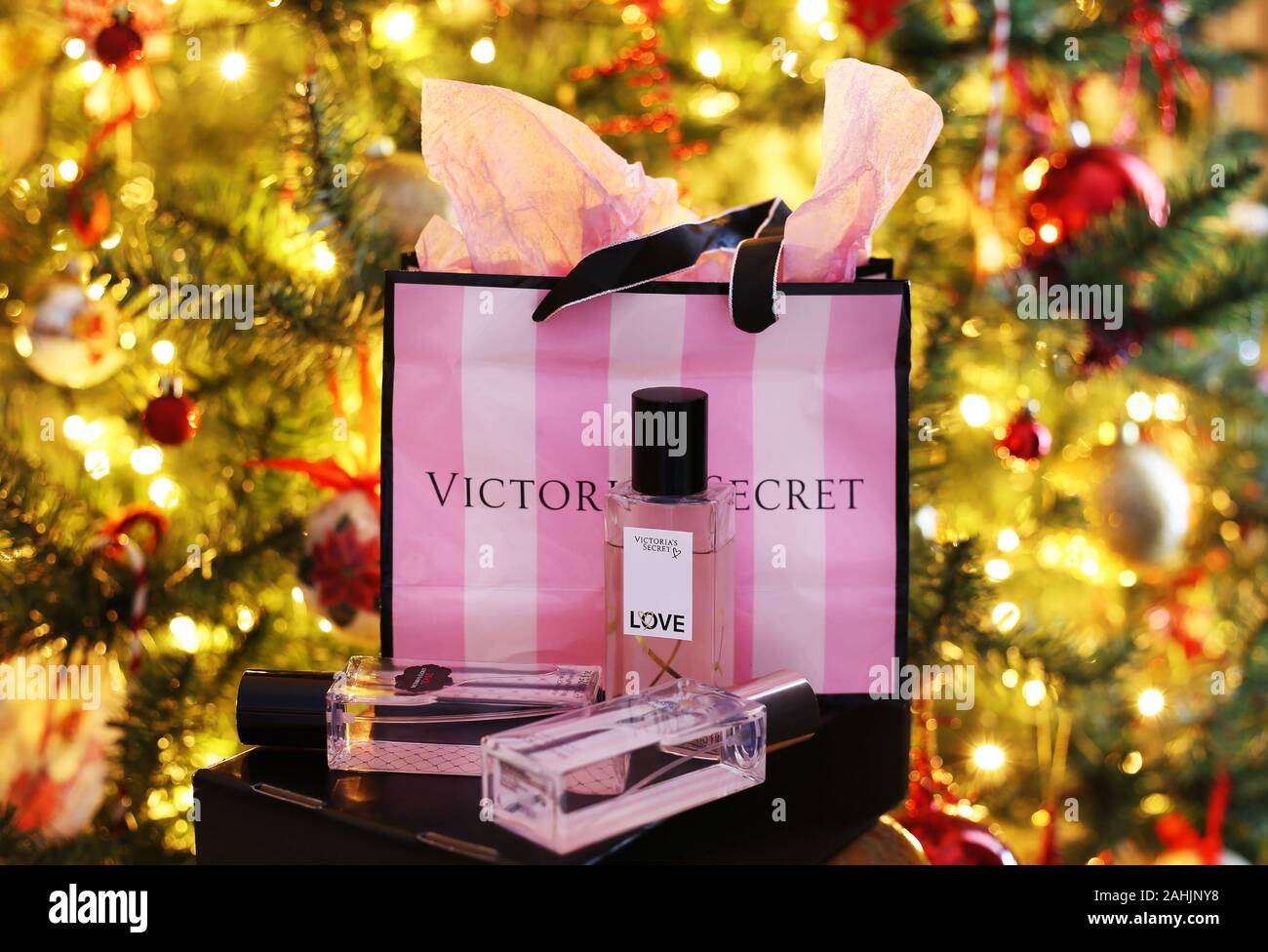 Victorias secret shopping bag hi-res stock photography and images - Alamy
